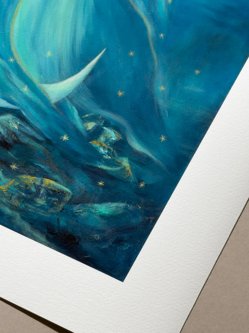 Reproducción Fine Art de una pintura de luna y estrellas sobre papel de algodón con textura y margen visibles